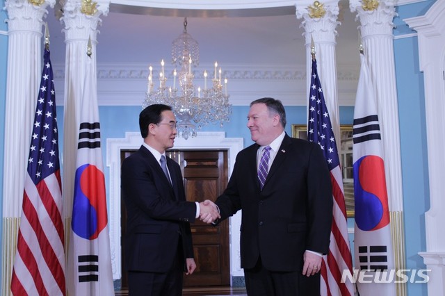 【서울=뉴시스】 미국을 방문 중인 조명균 통일부 장관(왼쪽)은 16일(현지시간) 오전 미국 국무부에서 마이크 폼페이오 국무장관을 면담했다. 이 자리에서 양국 장관은 남북관계와 한반도 평화 정착에 관해 전반적으로 논의했다.다. 남북관계와 비핵화를 함께 진전시켜 나가기 위해 한미 간 긴밀한 공조가 필요하다는데 견해를 같이 하고 함께 노력해 나가기로 했다. 2018.11.17 (사진=통일부 제공)photo@newsis.com