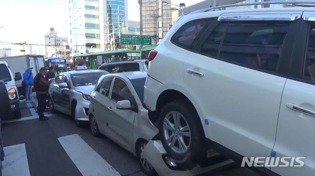 【서울=뉴시스】17일 오전 서울 동대문구 전농동에서 발생한 11중 추돌사고 현장. 2018.11.17. (사진=서울 동대문소방서 제공)