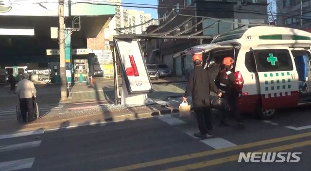 【서울=뉴시스】17일 오전 서울 동대문구 전농동에서 발생한 11중 추돌사고 현장. 돌진한 시내버스가 들이받아 훼손된 버스정류장. 2018.11.17. (사진 = 서울 동대문소방서 제공)