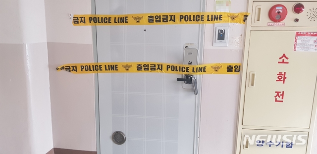 【청주=뉴시스】임장규 기자 = 17일 오전 10시23분께 청주시 상당구 용암동 한 아파트 14층에서 자신의 아내(30)를 살해한 30대 남성이 스스로 뛰어내려 숨졌다. 2018.11.17. imgiza@newsis.com