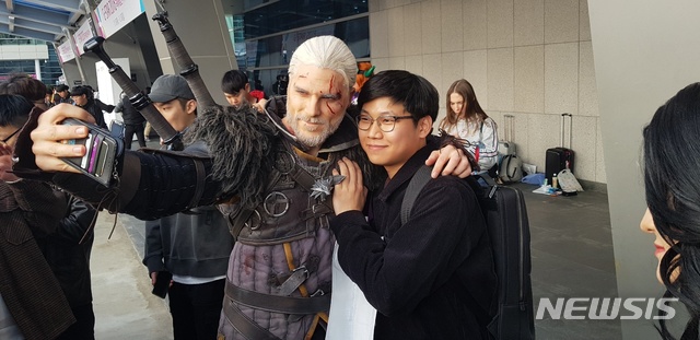 【부산=뉴시스】오동현 기자 = 17일 부산 벡스코(BEXCO)에서 열린 국제게임전시회 '지스타2018'을 찾은 대학생 박채운(25)씨가 코스프레 모델과 사진을 찍고 있다. 2018.11.17 odong85@newsis.com