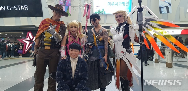 【부산=뉴시스】오동현 기자 = 17일 부산 벡스코(BEXCO)에서 열린 국제게임전시회 '지스타2018'에 코스튬 플레이를 한 일반인 참가자. 2018.11.17 odong85@newsis.com