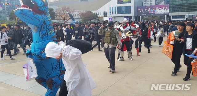 【부산=뉴시스】오동현 기자 = 17일 부산 벡스코(BEXCO)에서 열린 국제게임전시회 '지스타2018'에서 코스튬 플레이를 하고 있는 참가자들. 2018.11.17 odong85@newsis.com