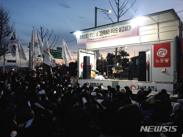 【서울=뉴시스】김병문 수습기자 = 17일 오후 서울 용산구 이태원에서 트랜스젠더해방전선이 오는 20일 트랜스젠더 추모의 날을 맞아 추모문화제를 열고 공연을 하고 있다. 2018.11.17. dadazon@newsis.com