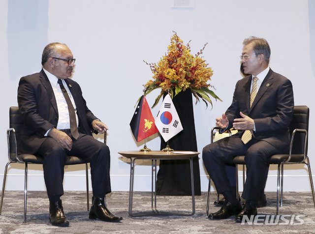 【파푸아뉴기니=뉴시스】박진희 기자 = APEC 정상회의에 참석한 문재인 대통령이 17일(현지시간) 오전 파푸아뉴기니 포트모르즈비 APEC하우스 양자회담장에서 피터 오닐 파푸아뉴기니 총리와 정상회담을 하고 있다. 2018.11.17. pak7130@newsis.com