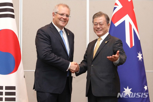 【파푸아뉴기니=뉴시스】박진희 기자 = APEC 정상회의에 참석한 문재인 대통령이 17일 오전 파푸아뉴기니 라구나 호텔에서 스콧 모리슨 호주 총리와 정상회담에 앞서 인사를 나누고 있다. 2018.11.17.&nbsp; pak7130@newsis.com