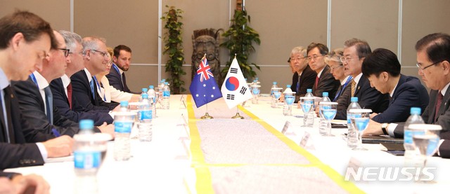 【파푸아뉴기니=뉴시스】박진희 기자 = APEC 정상회의에 참석한 문재인 대통령이 17일 오전 파푸아뉴기니 라구나 호텔에서 스콧 모리슨 호주 총리와 정상회담을 하고 있다. 2018.11.17.&nbsp; pak7130@newsis.com