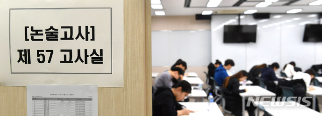 【서울=뉴시스】서울 주요 대학들의 2019학년도 수시모집 논술고사가 실시된 17일 오전 서울 광진구 건국대학교에서 학생들이 시험을 보고 있다. 2018.11.17. (사진=건국대학교 제공) photo@newsis.com