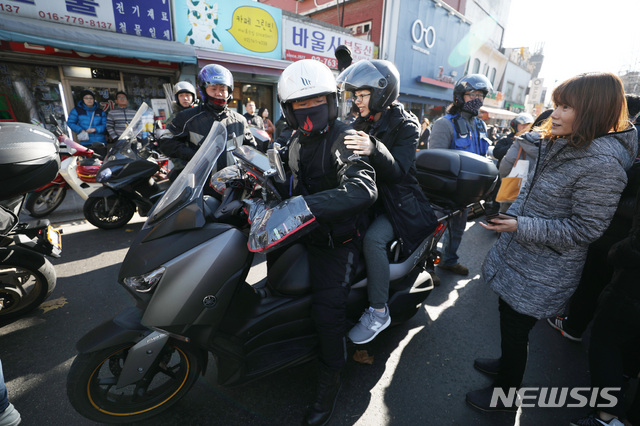 【서울=뉴시스】김진아 기자 = 17일 오전 서울 종로구 성균관대학교에서 2019학년도 수시모집 논술고사를 마친 수험생들이 다른 학교의 고사장으로 이동하기 위해 오토바이를 이용해 이동하고 있다. 2018.11.17. bluesoda@newsis.com