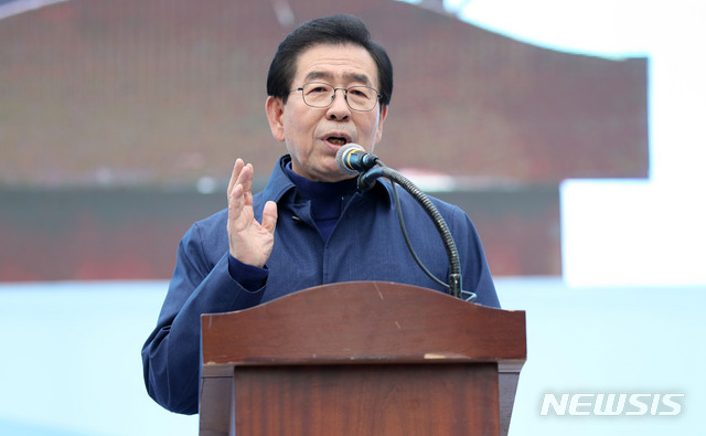 【서울=뉴시스】김선웅 기자 = 박원순 서울시장이 17일 오후 서울 여의도 국회 앞에서 한국노총이 주최한 노동자대회에서 연대사를 하고 있다. 2018.11.17. mangusta@newsis.com