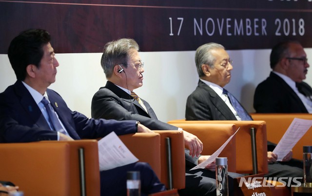 【파푸아뉴기니=뉴시스】박진희 기자 = 문재인 대통령이 17일 오후(현지시간) 파푸아뉴기니 포트모레스비 APEC하우스에서 열린 APEC 기업인 자문위원회(ABAC) 간담회에 참석하고 있다. 2018.11.17&nbsp; pak7130@newsis.com