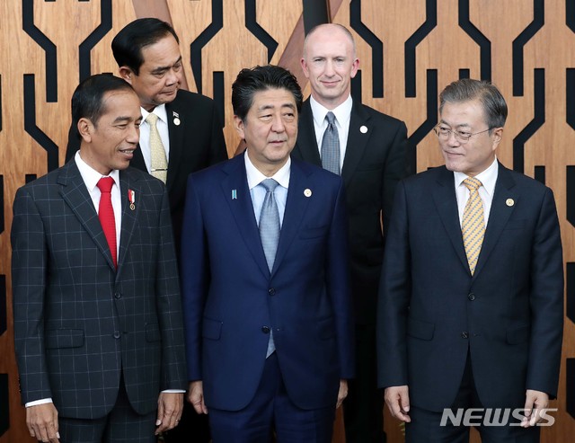 【파푸아뉴기니=뉴시스】박진희 기자 = 문재인 대통령이 17일 오후(현지시간) 파푸아뉴기니 포트모레스비 APEC하우스에서 열린 APEC 기업인 자문위원회(ABAC) 간담회에 참석한 정상들과 기념촬영을 하고 있다. 앞줄 왼쪽 첫번째부터 조코 위도도 인도네시아 대통령, 아베 신조 일본 총리. 2018.11.17. pak7130@newsis.com