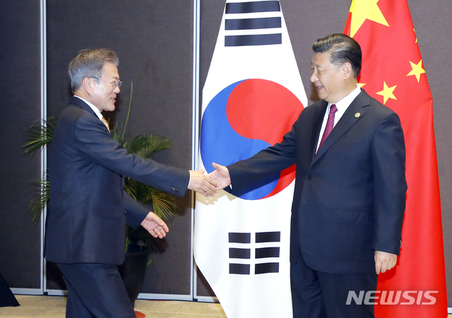 【파푸아뉴기니=뉴시스】박진희 기자 = APEC 정상회의에 참석한 문재인 대통령이 17일 오후 파푸아뉴기니 스텐리 호텔에서 시진핑 중국 국가주석과 정상회담을 앞두고 악수를 하고 있다. 2018.11.17.&nbsp; pak7130@newsis.com 