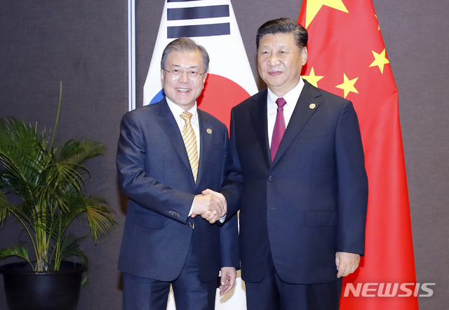 【파푸아뉴기니=뉴시스】박진희 기자 = APEC 정상회의에 참석한 문재인 대통령이 17일 오후 파푸아뉴기니 스텐리 호텔에서 시진핑 중국 국가주석과 정상회담을 앞두고 악수를 하고 있다. 2018.11.17.&nbsp; pak7130@newsis.com