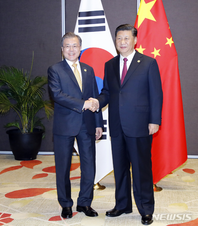 【파푸아뉴기니=뉴시스】박진희 기자 = APEC 정상회의에 참석한 문재인 대통령이 17일 오후 파푸아뉴기니 스텐리 호텔에서 시진핑 중국 국가주석과 정상회담을 앞두고 악수를 하고 있다. 2018.11.17. pak7130@newsis.com