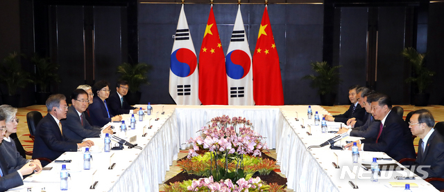 【파푸아뉴기니=뉴시스】박진희 기자 = APEC 정상회의에 참석한 문재인 대통령이 17일 오후 파푸아뉴기니 스텐리 호텔에서 시진핑 중국 국가주석과 정상회담을 하고 있다. 2018.11.17.&nbsp; pak7130@newsis.com