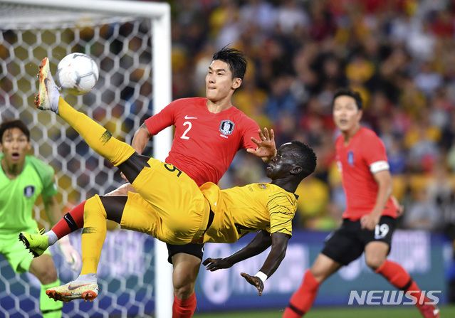 【브리스번(호주)=AP/뉴시스】17일 호주 브리스번 선코프 스타디움에서 열린 축구 국가대표팀 평가전, 한국과 호주 경기에서 이용이 호주의 아워 마빌의 오버 헤드 킥을 막아서며 수비하고 있다. 이날 한국은 종료 직전 동점골을 허용해 1-1 무승부를 거뒀다. 2018.11.17.