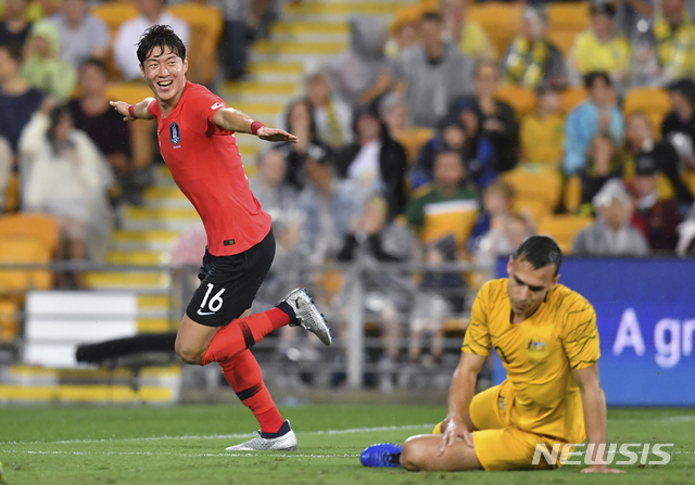【브리스번(호주)=AP/뉴시스】17일 호주 브리스번 선코프 스타디움에서 열린 축구 국가대표팀 평가전, 한국과 호주 경기에서 황의조가 선제골을 넣고 기뻐하고 있다. 이날 한국은 종료 직전 동점골을 허용해 1-1 무승부를 거뒀다. 2018.11.17.