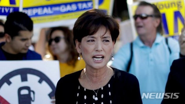 【로스앤젤레스=AP/뉴시스】 미국 캘리포니아주 39지구 연방하원의원에 도전한 한인 1.5세 영 김 후보가 끝내 재역전에 실패한 채 17일 오후(현지시간) 낙선이 확정됐다.김 후보는 최선을 다해 열심히 뛰었지만 캘리포니아주를 뒤덮은 '반(反) 트럼프' 기류를 극복하지 못하고 아쉽게 고배를 마셨다. 2018.11.17