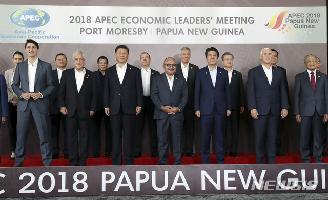 【파푸아뉴기니=뉴시스】박진희 기자 = 문재인 대통령이 18일 오전 파푸아뉴기니 APEC하우스에서 열린 APEC 정상회의에 참석하여 각국 정상들과 기념촬영을 하고 있다. 2018.11.18.&nbsp; pak7130@newsis.com