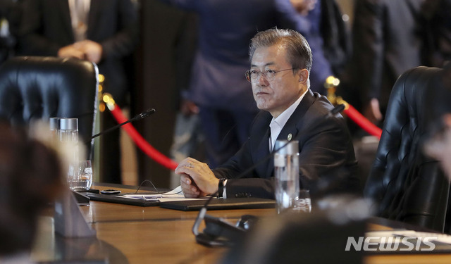 【파푸아뉴기니=뉴시스】박진희 기자 = 문재인 대통령이 18일 오전 파푸아뉴기니 APEC하우스에서 열린 APEC 정상회의에 참석하고 있다. 2018.11.18.&nbsp; pak7130@newsis.com