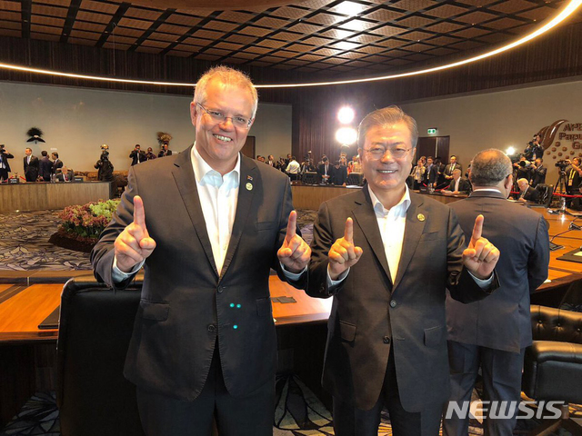 【서울=뉴시스】아시아태평양경제협력체(APEC) 정상회의 참석차 파푸아뉴기니를 방문 중인 문재인 대통령이 18일 소셜네트워크서비스(SNS) 트위터·페이스북 계정을 통해 APEC 정상회의장에서 호주 모리슨 총리와 함께 찍은 사진을 공개하며 전날 있었던 한국 축구대표팀과 호주 대표팀의 평가전 소회를 전했다. 2018.11.18. (사진=청와대 트위터 캡쳐) photo@newsis.com