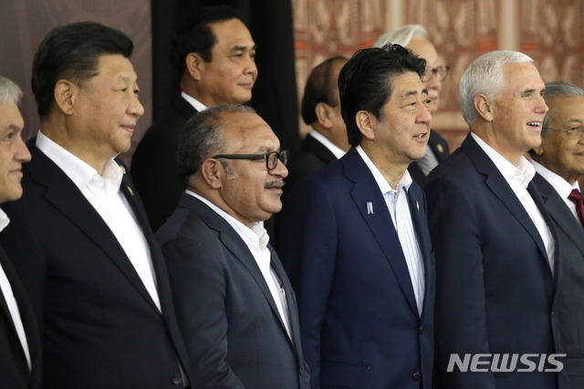 【워싱턴=AP/뉴시스】18일(현지시간) 파푸아뉴기니 수도 포트 모르즈비에서 개최된 아시아태평양경제협력체(APEC) 정상회의에서 시진핑 중국 국가주석, 마이크 펜스 미 부통령, 아베 신조 일본 총리, 피터 오닐 파푸아뉴기니 총리 등 각국 대표들이 단체사진을 찍고 있다. 