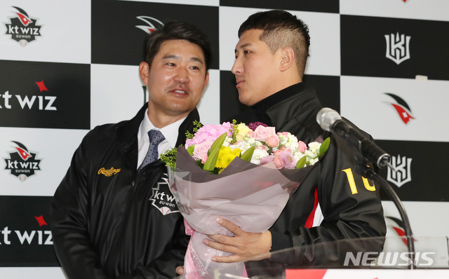 【수원=뉴시스】이영환 기자 = 이숭용(왼쪽) KT 위즈 단장과 선수대표 황재균이 18일 오전 경기 수원시 장안구 KT 위즈파크에서 열린 이강철 감독 취임식에 참석해 이야기를 나누고 있다. 2018.11.18. 20hwan@newsis.com