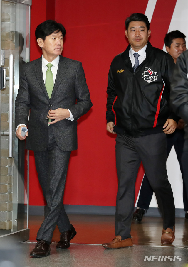 【수원=뉴시스】이영환 기자 = 이강철(왼쪽) 신임 KT 위즈 감독과 이숭용 단장이 18일 오전 경기 수원시 장안구 KT 위즈파크에서 열린 감독 취임식에 참석하고 있다. 2018.11.18. 20hwan@newsis.com