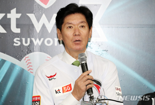 【수원=뉴시스】이영환 기자 = 이강철 신임 KT 위즈 감독이 18일 오전 경기 수원시 장안구 KT 위즈파크에서 열린 감독 취임식에 참석해 취재진의 질문에 답하고 있다. 2018.11.18. 20hwan@newsis.com