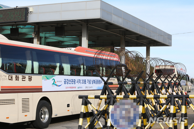 【고성(강원)=뉴시스】김경목 기자 = 18일 오전 금강산 관광 20주년 기념행사에 참석하기 위해 방북하는 현정은 현대그룹 회장 등 방북단 107명을 태운 관광버스 4대가 강원 고성군 육군 검문소를 통과해 북쪽으로 올라가고 있다. 2018.11.18.&nbsp; photo31@newsis.com