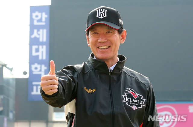 【수원=뉴시스】이영환 기자 = 이강철 신임 KT 위즈 감독이 18일 오전 경기 수원시 장안구 KT 위즈파크에서 취임식을 마치고 포즈를 취하고 있다. 2018.11.18. 20hwan@newsis.com