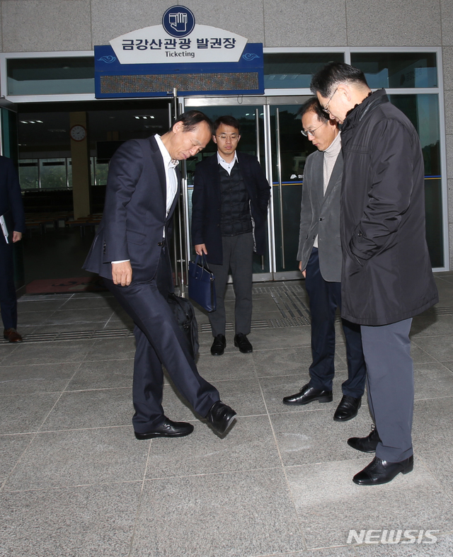 【고성(강원)=뉴시스】김경목 기자 = 18일 오전 금강산 관광 20주년 기념행사에 참석하기 위해 방북하는 최문순 강원도지시(왼쪽)와 이경일 강원 고성군수 등이 집결지인 강원 고성군 현대아산 화진포아산휴게소에 도착해 담소를 나누고 있다. 2018.11.18. photo31@newsis.com