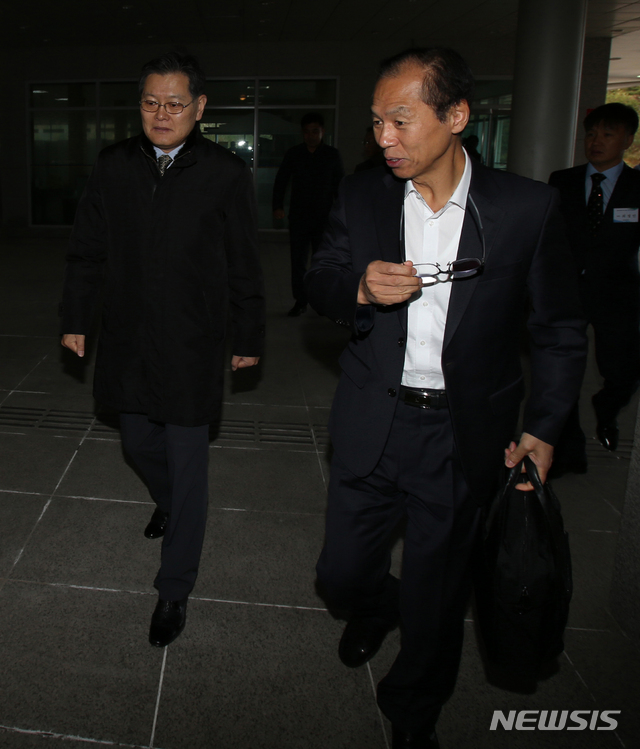 【고성(강원)=뉴시스】김경목 기자 = 18일 오전 금강산 관광 20주년 기념행사에 참석하기 위해 방북하는 최문순 강원도지사(오른쪽)와 이경일 강원 고성군수가 집결지인 강원 고성군 현대아산 화진포아산휴게소에 도착해 휴게실로 이동하고 있다. 2018.11.18. photo31@newsis.com