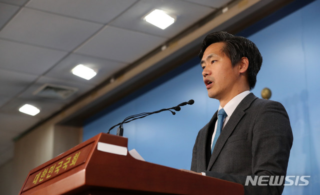 【서울=뉴시스】홍효식 기자 = 바른미래당 이종철 대변인이 18일 오후 서울 여의도 국회 본청 정론관에서 이재명 지사 건 및 백두칭송위원회 건 관련 논평을 발표하고 있다. 2018.11.18. yesphoto@newsis.com