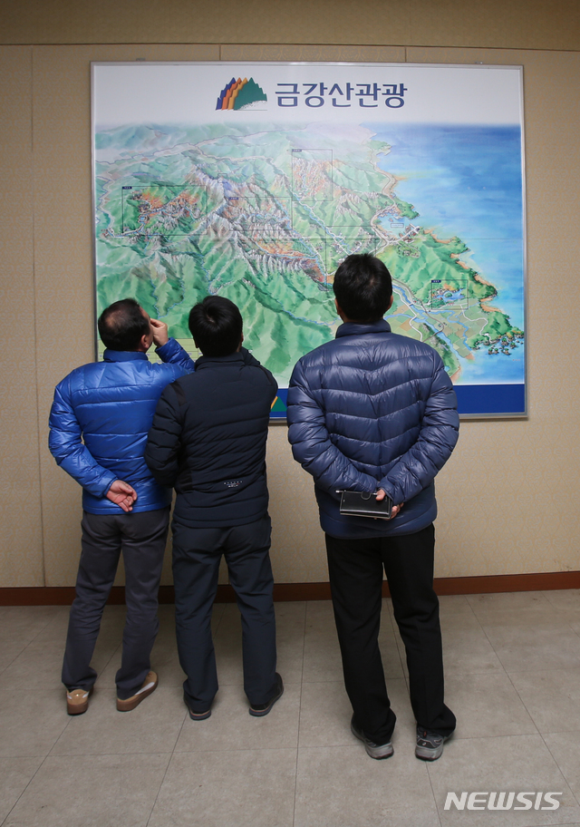 【고성(강원)=뉴시스】김경목 기자 = 18일 강원 고성군청 공무원들이 고성군 현대아산 화진포아산휴게소 내 발권장에서 금강산 관광지구 지도를 보고 있다.  금강산 관광은 지난 2008년 7월12일 관광객 박왕자(당시 53·여)씨가 북한군의 총에 맞아 숨진 사건으로 10년째 중단됐다. 2018.11.18.  photo31@newsis.com