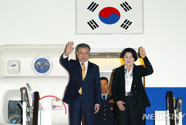 【성남=뉴시스】박진희 기자 = 파푸아뉴기니에서 열린 APEC 정상회의 일정을 마친 문재인 대통령과 부인 김정숙 여사가 18일 오후 성남 서울공항에 도착해 인사하고 있다. 2018.11.18. pak7130@newsis.com