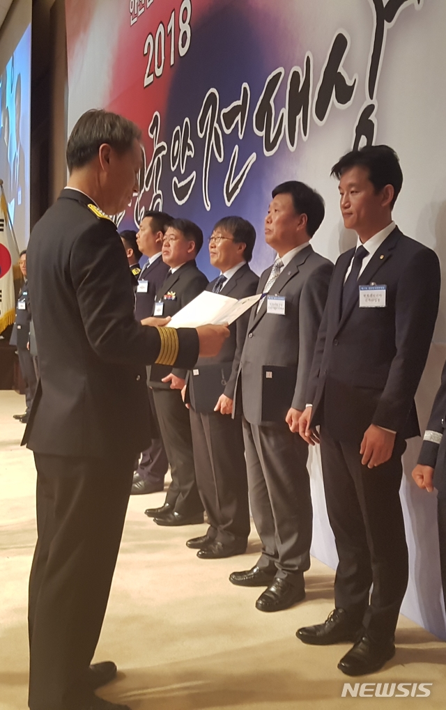 【진주=뉴시스】정경규 기자 = 한화갤러리아 진주점이 대한민국 안전대상 시상식에서 행정안전부 장관 표창을 수상했다.