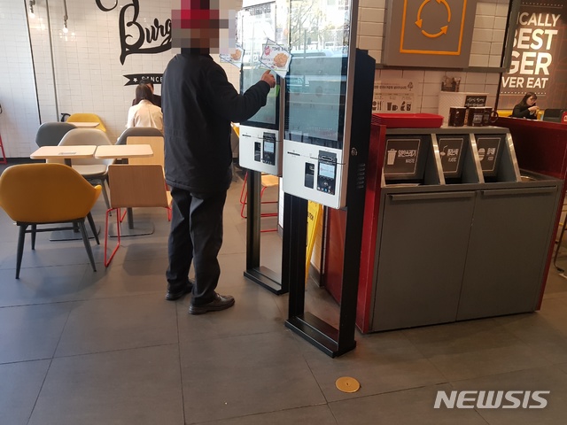 【서울=뉴시스】김제이 기자 = 14일 오후 서울 종로구의 한 패스트푸드 종각역점에서 한 노인이 무인계산대(키오스크)를 이용하고 있다. 2018.11.14. jey@newsis.com