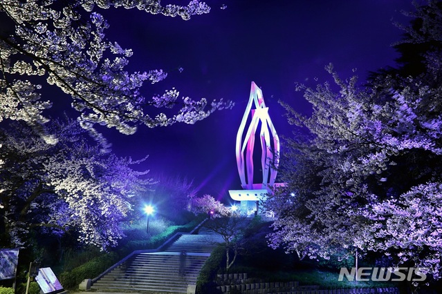 【군산=뉴시스】 = 군산근대역사박물관 시민열린갤러리에서 오는 20일부터 내년 1월 말까지 열리는 사진전에 전시될 전세환 작가의 '수시탑'. (사진=군산시 제공)