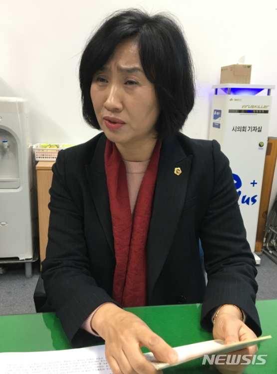 【대전=뉴시스】조명휘 기자 = 채계순(더불어민주당·비례) 대전시의원이 19일 오전 시의회 기자실에서 김소연(〃·서구6) 시의원이 전날 자신의 페이스북을 통해 제기한 공천관련 특별당비 납입 의혹을 반박하는 간담회를 열고 있다. 2018.11.19.&nbsp; photo@newsis.com