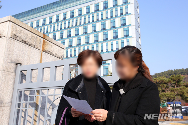 【청주=뉴시스】인진연 기자 = 충북도교육청의 유치원 입학관리시스템인 '처음학교로' 미참여 제재에 반발한 사립유치원 원장들이 19일 오전 청주지검에 직권남용 등으로 고소장을 제출하기에 앞서 기자회견을 하고 있다. 2018.11.19&nbsp; inphoto@newsis.com 