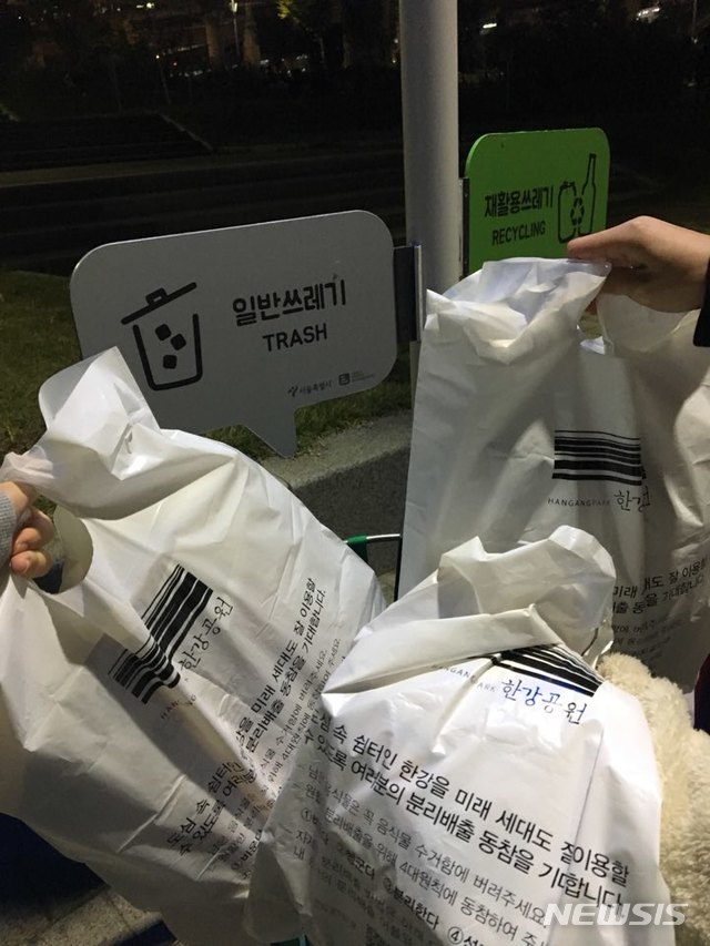 【서울=뉴시스】서울시는 '쓰레기 분리배출 캠페인'이 총 20회 실시됐다고 20일 밝혔다. 깨끗하고 쾌적한 한강공원 조성을 위해 자원봉사단체 14팀의 약 600명이 참여했다. 2018.11.20. (사진=서울시 제공)