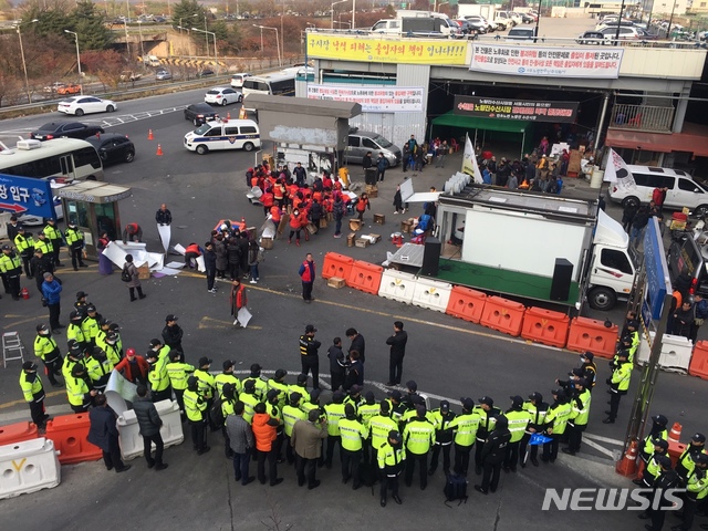 【서울=뉴시스】이윤청 기자 = 신시장 입주를 신청한 상인들의 이전이 완료되면서 수협이 19일부터 본격적으로 구시장 폐쇄 조치를 시작하며 상인들과의 갈등이 촉발됐다. 