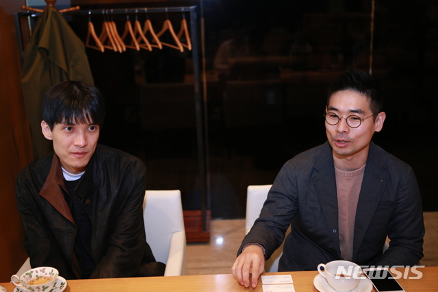 【서울=뉴시스】오동현 기자 = 에픽세븐을 개발한 슈퍼크리에이티브의 강기현 대표(왼쪽)와 에픽세븐을 서비스하는 스마일게이트 메가포트의 이상훈 사업본부 모바일사업1실장(오른쪽)이 15일 '지스타2018'이 열린 부산 벡스코 인근에서 기자들과 만나 인터뷰하고 있다. 2018. 11. 15 odong85@newsis.com (사진=스마일게이트 제공)