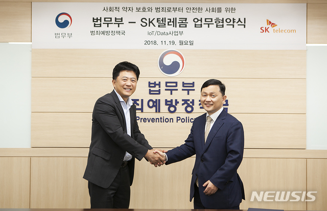 【서울=뉴시스】오동현 기자 = SK텔레콤과 법무부는 첨단 ICT 기술을 활용해 사회적 약자 보호와 범죄로부터 안전한 사회환경조성하기 위한 업무협약을 체결했다고 19일 밝혔다. 경기도 과천시에 위치한 정부과천청사에서 열린 협약식에는 허일규 SK텔레콤 IoT/Data사업부장(왼쪽)과 강호성 법무부 범죄예방정책국장(오른쪽)이 참석했다. 2019. 11. 19 odong85@newsis.com (사진=SK텔레콤 제공)