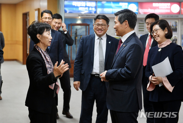 【서울=뉴시스】 정경두 국방부 장관(오른쪽)이 최영애 국가인권위원장을 접견하고 있다. (사진=국방부 제공)