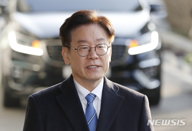 【수원=뉴시스】최동준 기자 = 이재명 경기지사가 19일 경기 수원시 경기도청으로 출근하며 부인 김혜경 씨의 '혜경궁 김씨' 트위터 계정 논란과 관련 입장을 밝히고 있다. 이 지사는 '정치 공세'라고 주장했다. 2018.11.19.&nbsp; photocdj@newsis.com 