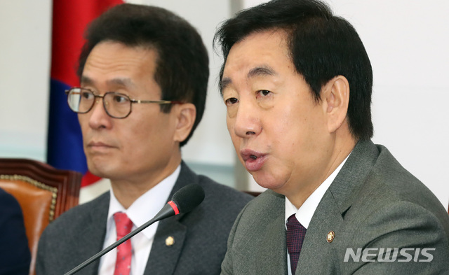 【서울=뉴시스】박영태 기자 = 19일 오전 서울 영등포구 여의도 국회에서 열린 자유한국당 비상대책위원회의에서 김성태 원내대표가 발언하고 있다. 2018.11.19.since1999@newsis.com