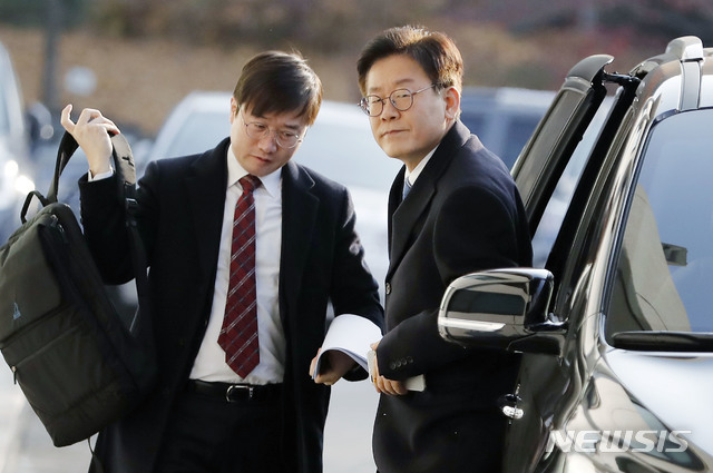 【수원=뉴시스】최동준 기자 = 부인 김혜경 씨의 '혜경궁 김씨' 트위터 논란의 이재명 경기지사가 19일 경기 수원시 경기도청으로 출근하고 있다. 2018.11.19.&nbsp; photocdj@newsis.com 